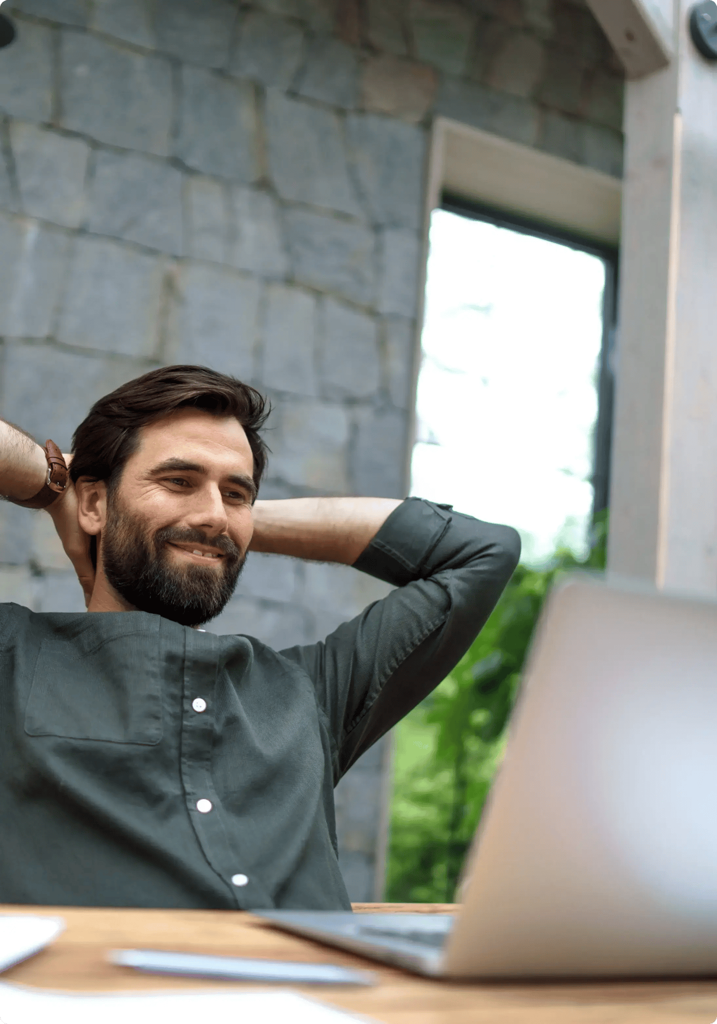 Man achterover geleund op bureaustoel nadenkend over hoe hij slim kan instappen.