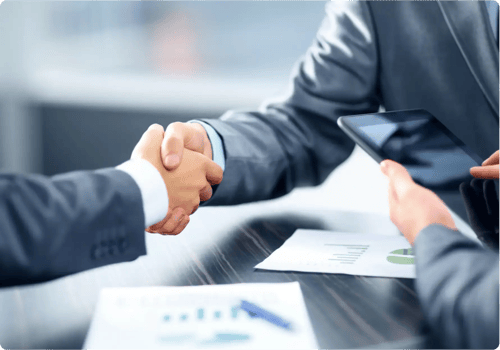 Klant en bankier schudden elkaar de hand want klant kiest voor private banking Klant en bankier schudden elkaar de hand want klant kiest voor private banking