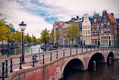 Huizen en brug aan de Amsterdamse grachten