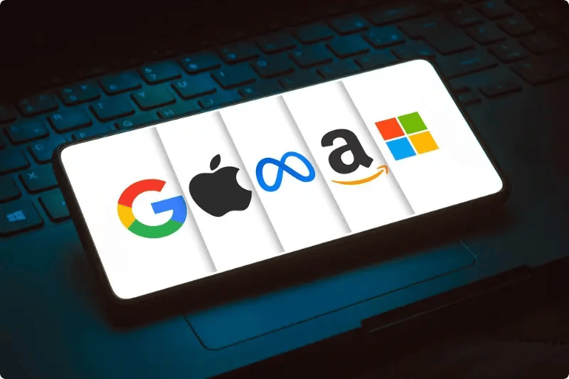 Telefoon met de logo's erop van big tech bedrijven