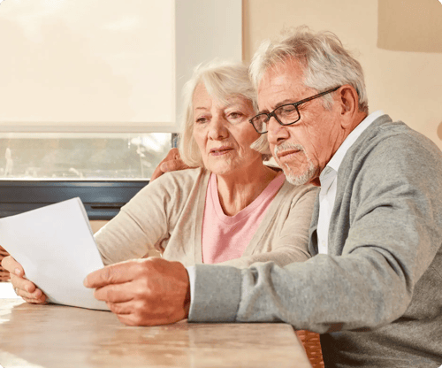 Man en vrouw kijken naar hun pensioenregeling