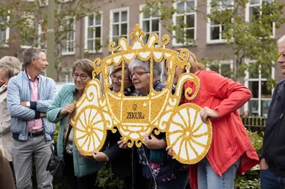 Groep vrouwen met de gouden koets op Prinsjesdag 2024