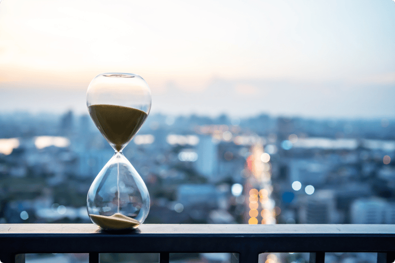 Zandloper op balkon met achtergrond wazige skyline