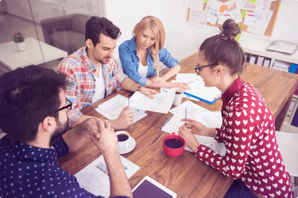 Werknemers werken samen aan een project