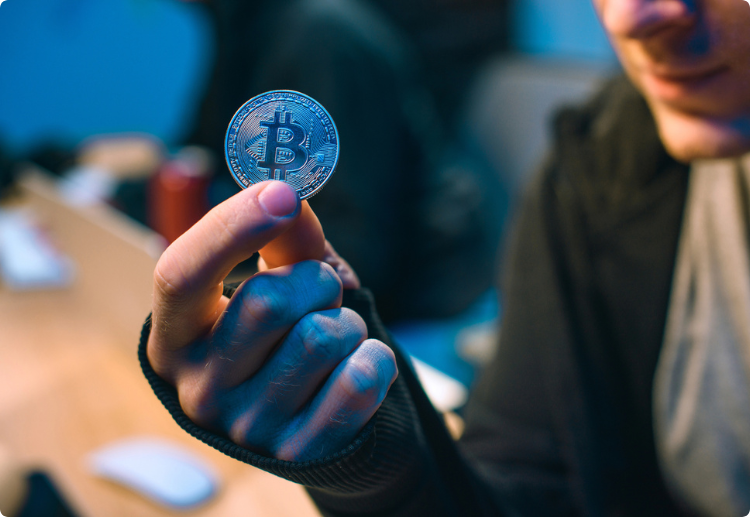 Man met een bitcoin in zijn hand