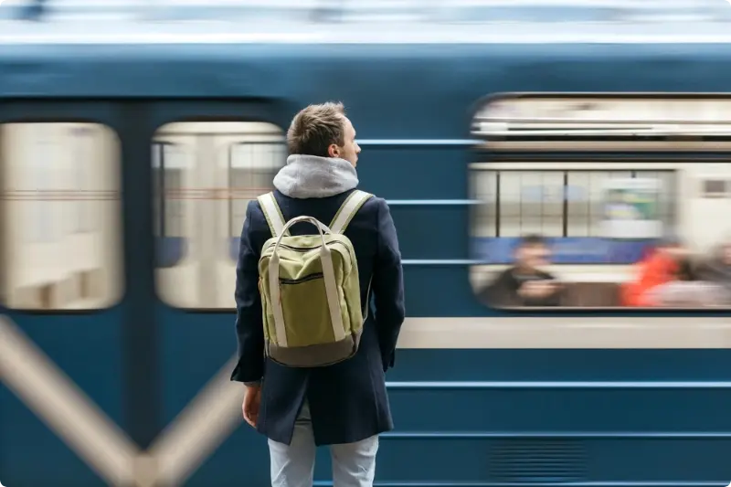 Man wacht voor trein