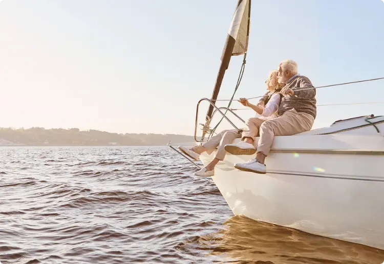 Twee mensen met pensioen op een boot zijn blij want hebben genoeg aanvullend pensioen opgebouwd