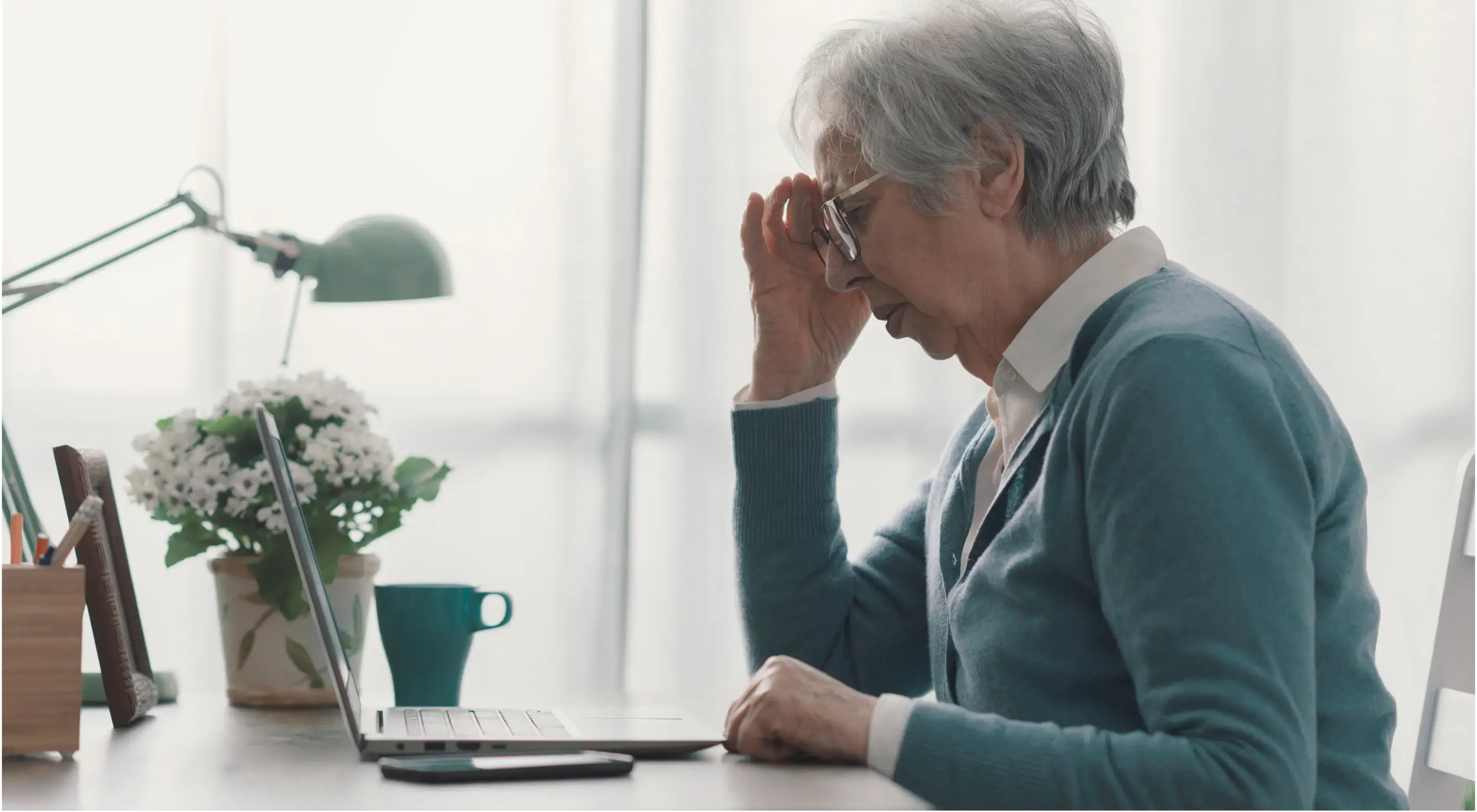 Vrouw die aan de computer zit en kijkt teleurgesteld