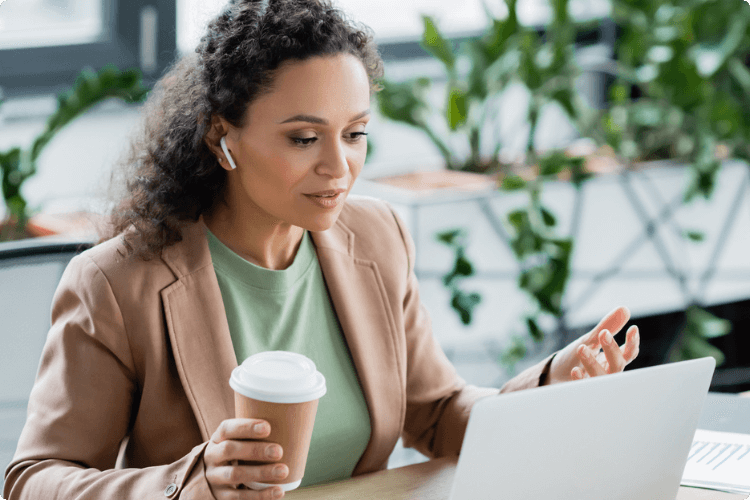 Vrouw kijkt op haar laptop naar haar financiële buffer