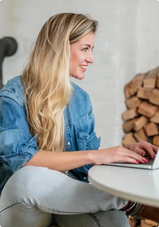 Vrouw kijkt naar computerscherm op tafel om te werken