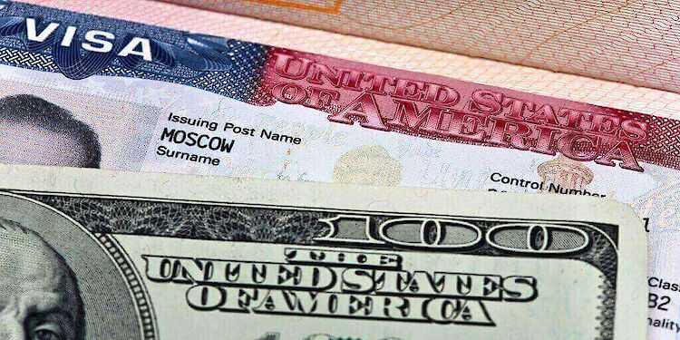 Een amerikaanse identiteitsbewijs en een 100 dollarbiljet onder elkaar