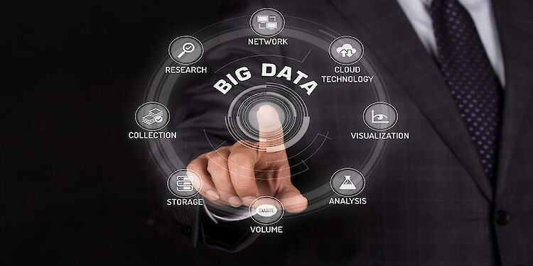 Big data informatie op digitaal scherm met vinger die erop drukt