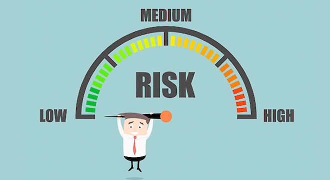 Mannetje die pijl houdt naar low risk op een schaal van laag naar hoog risico.