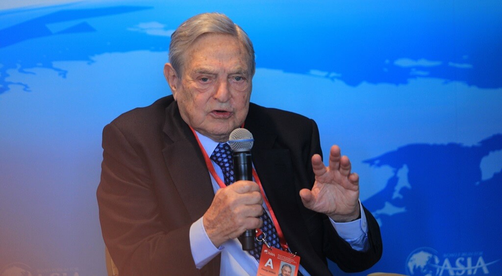 George Soros met microfoon in hand
