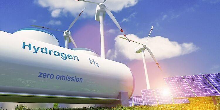 windmolens, zonnepanelen en een hydrogen h2 tank naast elkaar.